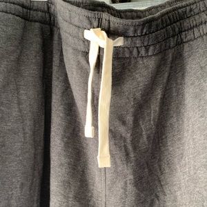 New with tags Men’s gray sweatpants, size XXL.